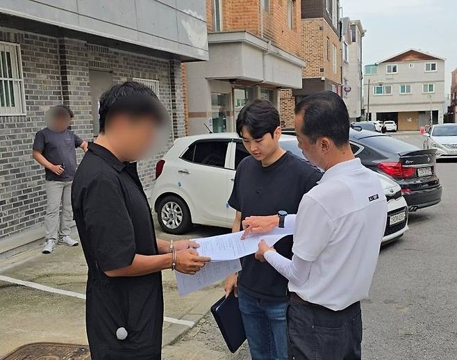 최원석 순경이 마약 관련 사건 피의자에게 체포영장을 제시하고 있다. 사진 본인 제공.