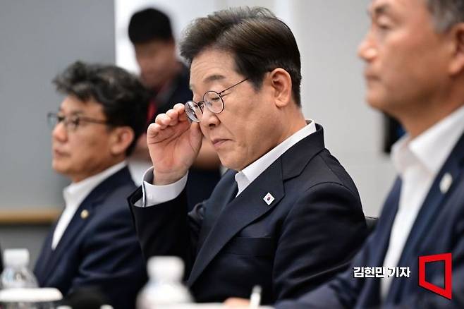 이재명 더불어민주당 대선 후보가 28일 오후 경기도 이천시 SK하이닉스 이천캠퍼스에서 열린 'K-반도체' AI메모리반도체 기업 간담회에 참석해 자료를 살펴보고 있다. 2025.4.28 김현민 기자