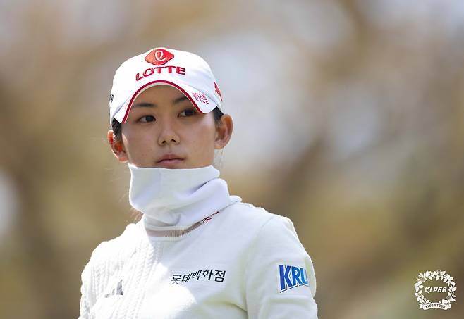 황유민이 3일 KLPGA투어 국내 개막전인 두산건설 위브 챔피언십 1라운드 1번 홀에서 홀을 바라보고 있다. /KLPGA