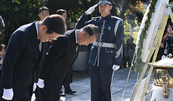 이재명 제21대 대통령 선거 더불어민주당 대선 후보가 28일 오전 서울 동작구 국립서울현충원 내 고(故) 이승만 전 대통령 묘역을 찾아 참배하고 있다./뉴시스