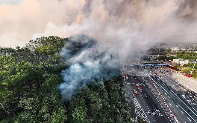 한국도로공사는 29일 오전 6시 30분부로 경부고속도로 북대구IC 양방향 진출입 차단 조치를 해제했다. 앞서 공사 측은 산불이 강풍을 타고 확산하며 많은 연기를 뿜어내자 안전을 위해 전날 오후 4시 북대구IC 양방향 진출입을 통제했다./연합뉴스