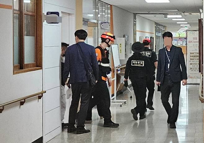 28일 오전 8시 36분쯤 충북 청주시 흥덕구 오송읍의 한 고등학교에서 한 학생이 흉기를 휘두른 사건과 관련해 경찰 등이 현장 감식을 벌이고 있다./뉴스1