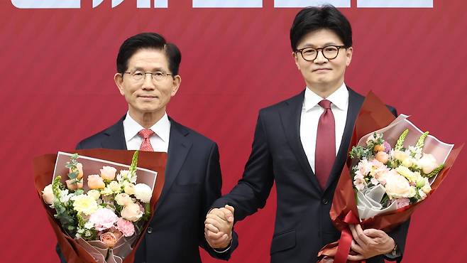 국민의힘 대선 최종 경선에 진출한 김문수(왼쪽)·한동훈 후보가 29일 서울 여의도 당사에서 2차 경선 결과 발표 후 꽃다발을 들고서 기념촬영 하고 있다./국회사진기자단