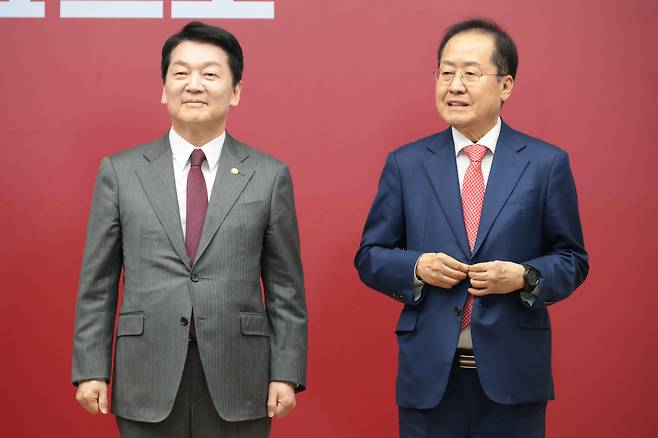 안철수, 홍준표 국민의힘 대선 경선 후보가 29일 오후 서울 여의도 중앙당사에서 열린 제21대 대통령후보자 선출을 위한 3차 경선 진출자 발표를 듣고 있다./뉴스1