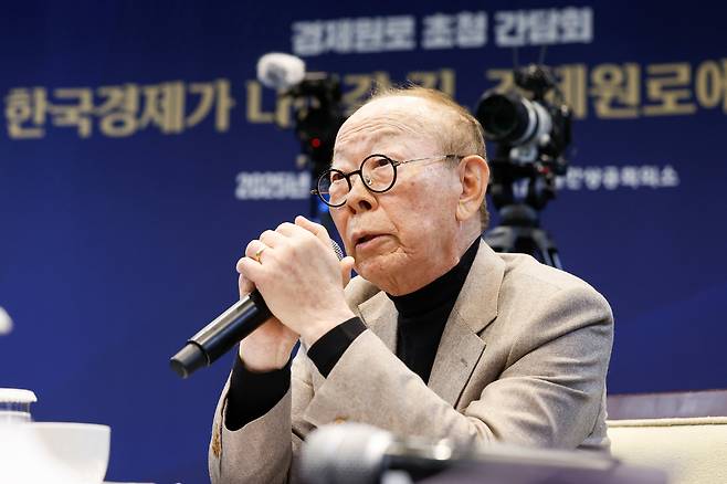 이헌재 전 부총리 겸 재정경제부 장관이 지난 2월 12일 서울 중구 대한상공회의소에서 열린 '경제원로 초청 간담회'에서 발언하고 있다./뉴시스