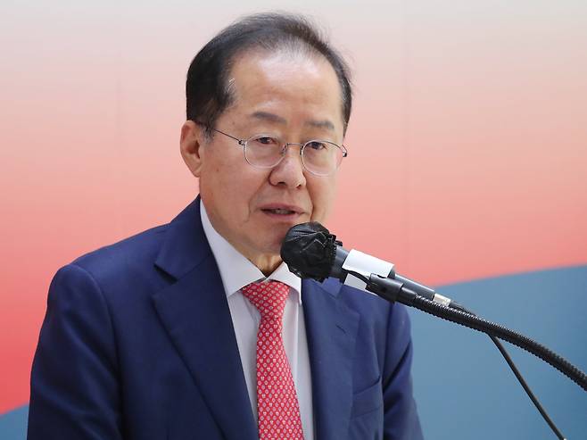 국민의힘 3차 경선에 진출하지 못한 홍준표 전 대구시장이 29일 오후 서울 여의도 자신의 캠프 사무실에서 소회를 밝히고 있다. /남강호 기자