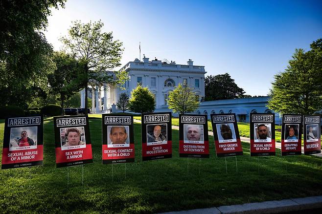 28일 불법 이민자 범죄자의 머그샷이 백악관 잔디밭에 세워졌다. /AFP연합뉴스