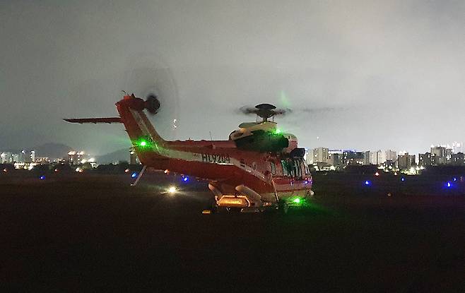 수리온 헬기가 야간 진화를 위해 이륙하고 있다. 산림청 제공