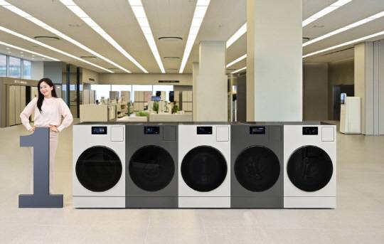 삼성전자 모델이 국내 누적 판매량 10만 대를 돌파한 '삼성전자 AI 콤보' 세탁건조기를 소개하고 있다. 삼성전자 제공