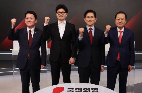 안철수(왼쪽부터)·한동훈·김문수·홍준표 국민의힘 대선 경선 후보가 지난 26일 서울 중구 매경미디어센터에서 열린 국민의힘 대통령 선거 제2차 경선 후보자 토론회에서 기념 촬영을 하고 있다. [국회사진기자단]