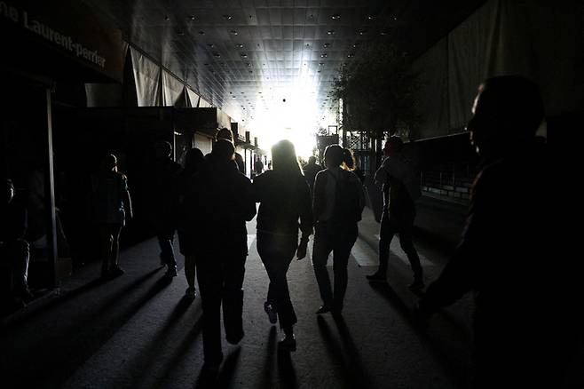 28일(현지 시각) 스페인 마드리드에 정전이 발생해 사람들이 건물 밖으로 빠져나가고 있다. 사진=로이터 연합뉴스