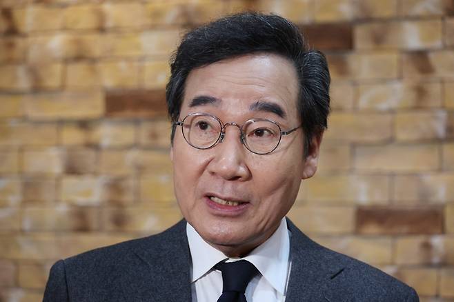 이낙연 새미래민주당 상임고문(전 국무총리)이 18일 대구 중구 YMCA 카페에서 열린 지방분권전국회의 주관의 '헌법개정 토크'에 참석하기에 앞서 기자들의 질문에 답변하고 있다. 연합뉴스