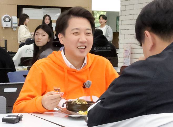 개혁신당 이준석 대선 후보가 29일 경기 고양시 한국항공대학교를 방문, 학생들과 식사를 함께하며 대화하고 있다.