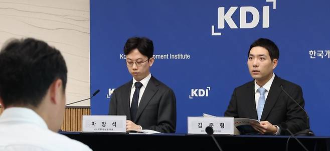 김준형 KDI 동향총괄, 마창석 KDI 연구위원(오른쪽부터)이 29일 세종시 정부세종청사에서 '최근의 환율 변동이 물가에 미치는 영향'에 대한 KDI 현안분석 내용을 발표하고 있다. 뉴스1