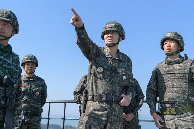 김명수 합참의장이 29일 293해상전탐감시대 진지에서 작전 현황을 보고받고 있다. 합동참모본부 제공