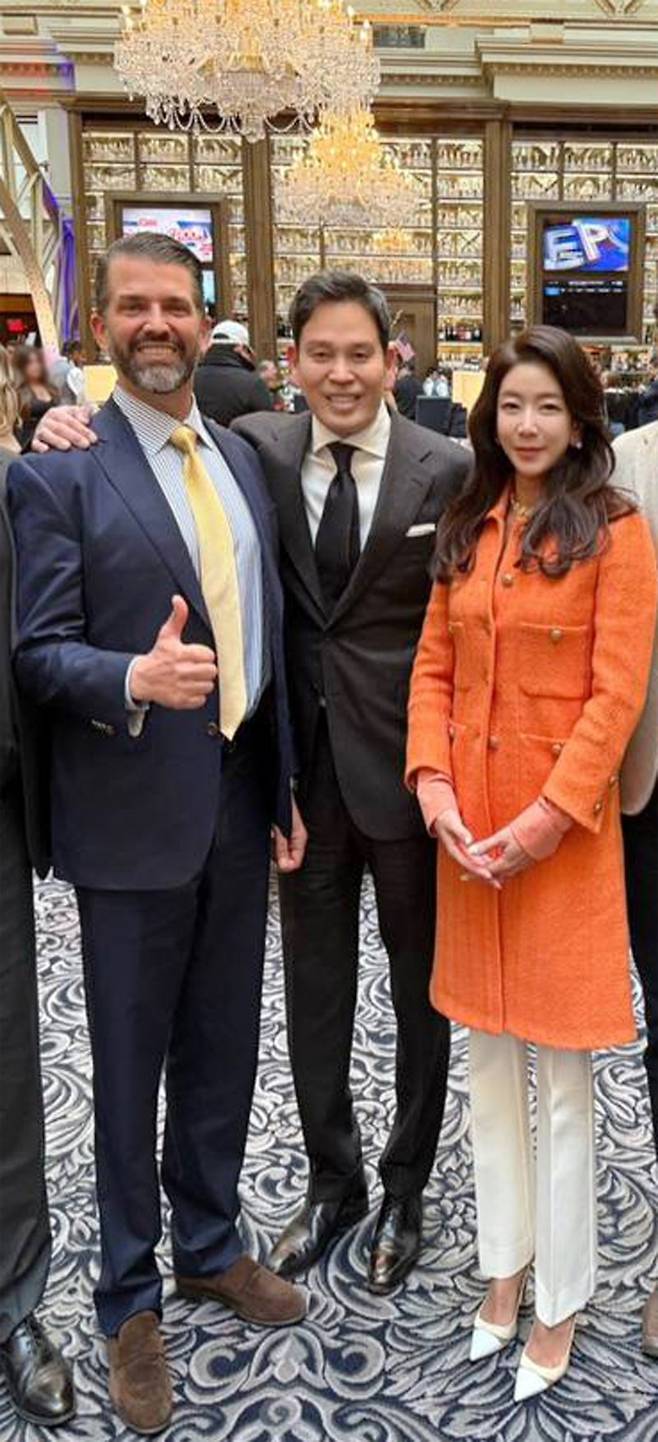 도널드 트럼프 미국 대통령 취임식 참석을 위해 지난 18일(현지시간) 워싱턴을 찾은 신세계그룹 정용진 회장(가운데)이 트럼프 주니어(왼쪽)와 만나 부인 한지희씨(오른쪽)를 소개 후 사진을 찍고 있다. 신세계그룹 제공