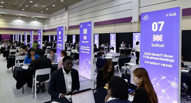 중소벤처기업부는 '테크 서비스 수출바우처' 사업에 참여할 중소기업을 모집한다고 29일 밝혔다. 사진은 사업내용과 무관하며 지난 24일 열린 '2025 월드 IT쇼'에서 진행된 글로벌 ICT 수출상담회 모습.(ⓒ뉴스1, 무단 전재-재배포 금지)