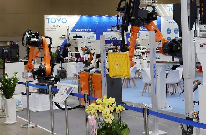 경기도 고양시 킨텍스 제1전시장에서 열린 '제27회 국제금형 및 관련산업전'에서 국내외 바이어들이 금형 관련 제품들을 둘러보고 있다. 2025.3.11. (ⓒ연합뉴스, 무단 전재-재배포 금지)