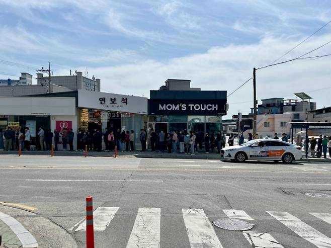 대형 통신사 유심 정보 유출 사고 이후, 시민들이 유심 교체를 위해 대리점 영업 시작 전부터 길게 줄을 서 있다.