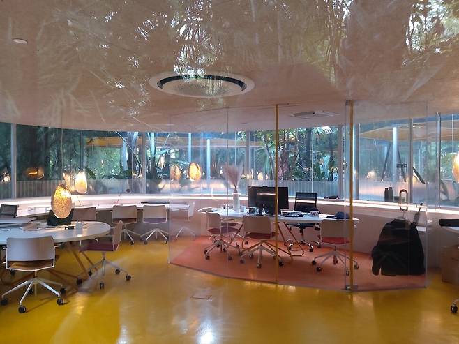 미국 로스앤젤레스(LA) 시내에 자리한 ‘더 프리저브’ 야외 방갈로는 숲으로 둘러싸였고 자연 채광에 에어컨 등 시설이 완벽해서 쾌적하다. 김광수 선임기자