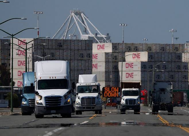 트럭들이 28일 캘리포니아 오클랜드의 오클랜드 항구를 통과하고 있다. 오클랜드/AFP 연합뉴스