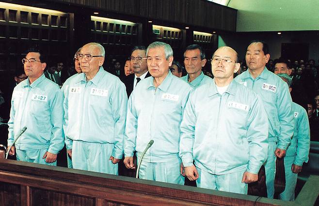 1996년 3월11일 서울중앙지법 417호 대법정에서 열린 12·12 및 5·18 사건 1심 첫 공판에서 전두환, 노태우 등 피고인들이 피고인석에 서 있다. 한겨레 자료사진