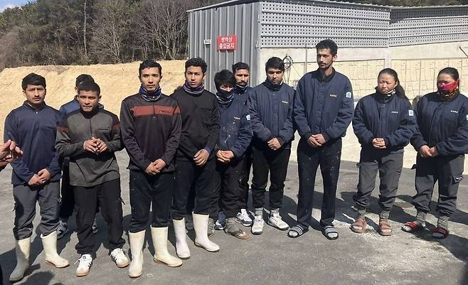 2월24일 전남 영암의 ㅇ축산 노동자들이 사업주에게 강하게 항의하는 중에도 손을 공손히 모으고 있다. 이들은 서 있는 자세와 눈빛까지도 사장에게 검열당했다고 말한다. 이주노동자노동조합 제공