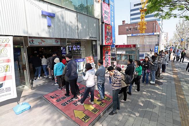 해킹으로 가입자 개인정보가 유출된 에스케이텔레콤(SKT)이 유심 무상 교체를 시작한 28일 오전 서울 동작구의 한 대리점 앞에 사람들이 줄을 서 있다. 김영원 기자 forever@hani.co.kr