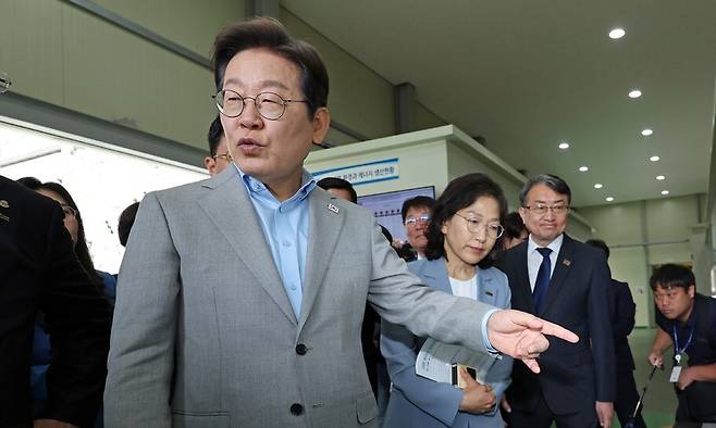 이재명 더불어민주당 대선 경선 후보가 25일 전남 나주시 전남농업기술원 에너지자립형 온실을 방문해 전남농업기술원 관계자에게 질문하고 있다. 연합뉴스