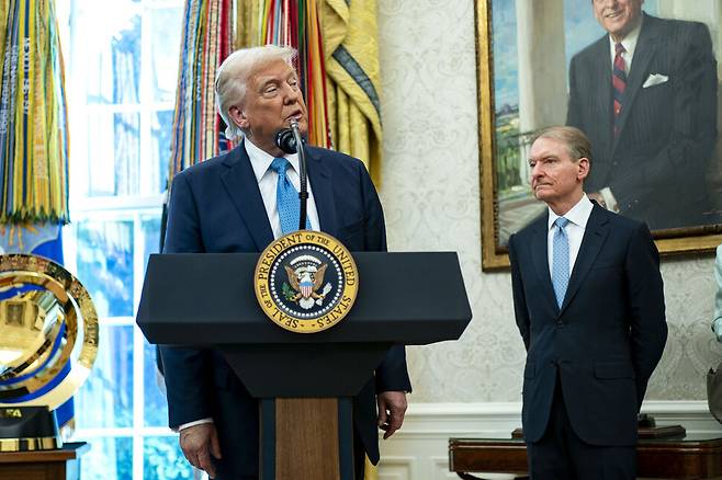 2025년 4월22일 도널드 트럼프 미국 대통령이 백악관 집무실에서 열린 폴 앳킨스 증권거래위원회(SEC) 위원장 취임 선서식에서 발언하고 있다. UPI 연합뉴스