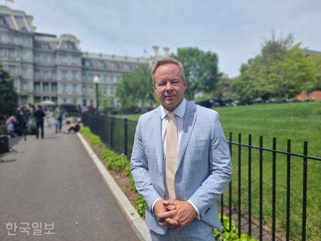 24일 미국 워싱턴 백악관 브리핑룸 앞에서 한국일보와 만난 우파 라디오 방송 리얼아메리카보이스의 백악관 출입기자 브라이언 글렌. 워싱턴=권경성 특파원