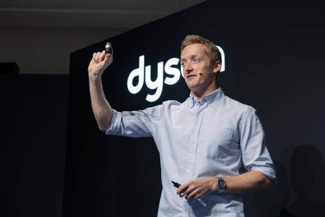 윌 커 다이슨 뷰티 개발 부문 총괄 부사장이 신제품 '에어랩 코안다2X 멀티 스타일러 & 드라이어'에 탑재된 신형 '하이퍼디미움 2 모터'를 들어 보이고 있다. 다이슨코리아 제공