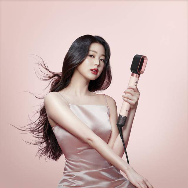 다이슨코리아의 헤어 디바이스 앰버서더로 선정된 아이브의 장원영이 신제품 '에어랩 코안다2X 멀티 스타일러 & 드라이어'의 헤어드라이어 기능을 사용하고 있다. 다이슨코리아 제공