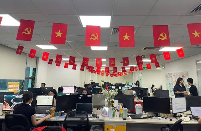베트남전 종전 및 통일 50주년을 이틀 앞둔 28일 수도 하노이의 한 사무실에 금성홍기 장식이 걸려있다. 하노이=허경주 특파원