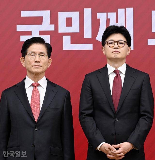 29일 여의도 국민의힘 당사에서 열린 3차 경선 진출자 발표 행사에서 김문수(왼쪽) 전 고용노동부 장관과 한동훈 전 대표가 결과 발표를 듣고 있다. 고영권 기자29일 여의도 국민의힘 당사에서 열린 3차 경선 진출자 발표 행사에서 김문수(왼쪽) 전 고용노동부 장관과 한동훈 전 대표가 결과 발표를 듣고 있다. 고영권 기자