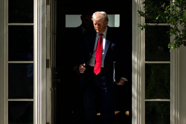 도널드 트럼프 미국 대통령이 28일 워싱턴 백악관에서 미국프로풋볼리그(NFL) 우승팀인 필라델피아이글스를 초청한 행사에 참석하고 있다. 워싱턴=AP 연합뉴스