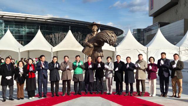지난해 12월 23일 동대구역 광장에서 홍준표(왼쪽 여덟 번째) 대구시장 등이 참석한 가운데 박정희 동상 제막식이 열리고 있다. 대구=김재현 기자지난해 12월 23일 동대구역 광장에서 홍준표(왼쪽 여덟 번째) 대구시장 등이 참석한 가운데 박정희 동상 제막식이 열리고 있다. 대구=김재현 기자