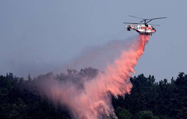 대구 북구 함지산 산불 이틀째인 29일 대구 북구 산불 현장에서 헬기가 진화작업을 하고 있다. 대구=뉴시스