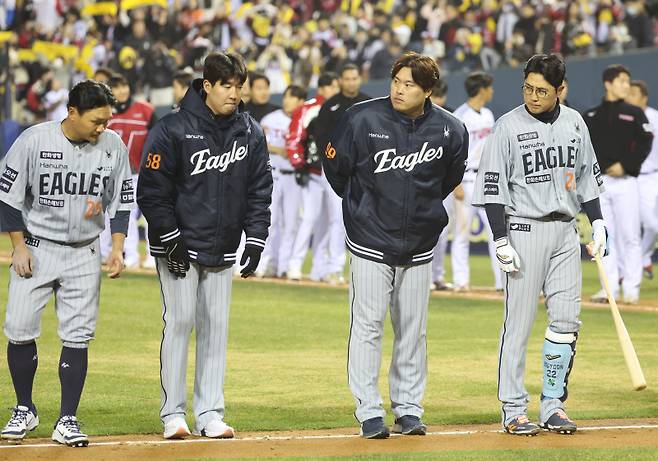 2025 KB0리그 프로야구 LG트윈스와 한화이글스의 경기가 25일 오후 서울 잠실야구장에서 열렸다. 0-5로 패하며 패전투수가 된 류현진이 경기 후 관중에 인사하고 있다. 잠실=김민규 기자 mgkim1@edaily.co.kr /2025.03.25/
