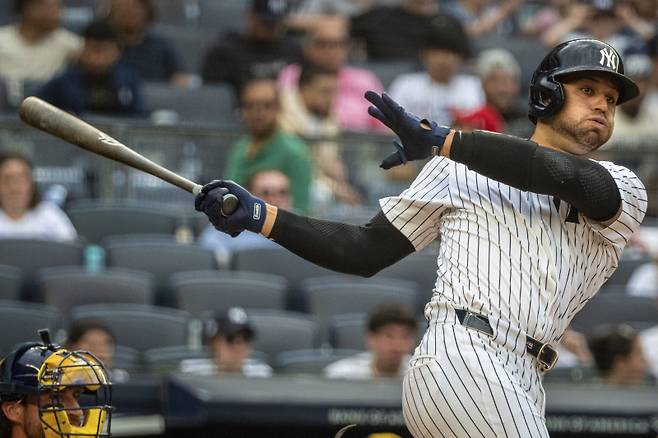 <yonhap photo-1103="">올 시즌 빅리그에 데뷔, 꿈 같은 시간을 보내고 있는 에스카라의 스윙 모습. [AP=연합뉴스]</yonhap>