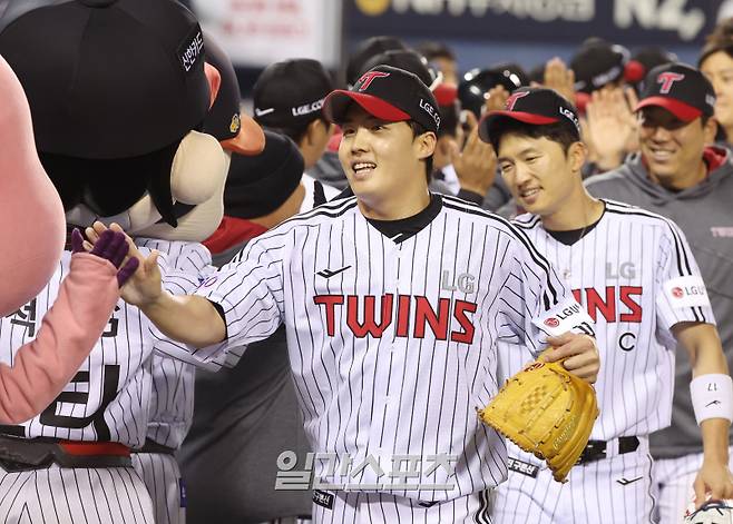 2025 KB0리그 프로야구 LG트윈스와 한화이글스의 경기가 3월 26일 오후 서울 잠실야구장에서 열렸다. 4대 0 완봉승을 거둔 임찬규가 경기 후 동료들의 축하를 받고 있다. 잠실=김민규 기자 mgkim1@edaily.co.kr