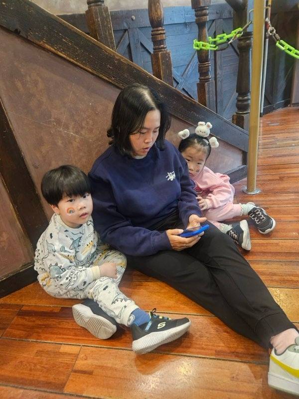 아이들과 함께 하고 있는 안선주.&nbsp; &nbsp;사진=안선주 제공