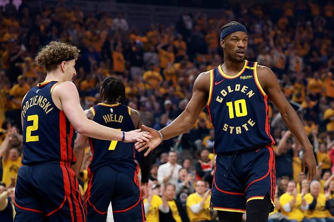 <yonhap photo-3176=""> SAN FRANCISCO, CALIFORNIA - APRIL 28: Jimmy Butler III #10 of the Golden State Warriors celebrates a basket with Brandin Podziemski #2 against the Houston Rockets during the first quarter in Game Four of the Western Conference First Round NBA Playoffs at Chase Center on April 28, 2025 in San Francisco, California. NOTE TO USER: User expressly acknowledges and agrees that, by downloading and or using this photograph, User is consenting to the terms and conditions of the Getty Images License Agreement. Ezra Shaw/Getty Images/AFP (Photo by EZRA SHAW / GETTY IMAGES NORTH AMERICA / Getty Images via AFP)/2025-04-29 11:53:38/ <저작권자 ⓒ 1980-2025 ㈜연합뉴스. 무단 전재 재배포 금지, AI 학습 및 활용 금지></yonhap>