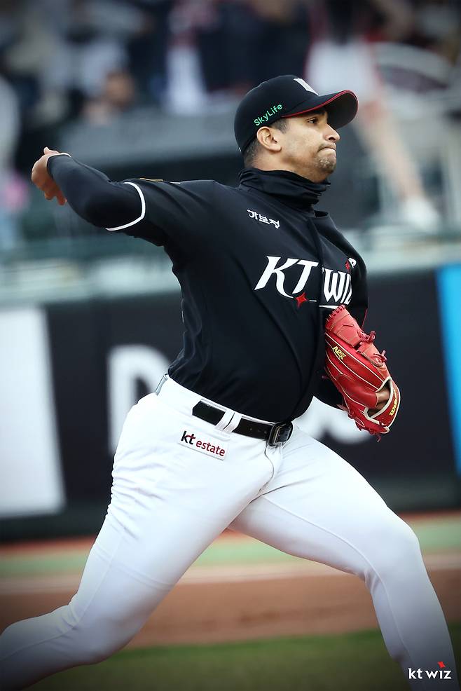 윌리엄 쿠에바스가 시즌 2승을 수확했다.사진=KT 위즈 제공