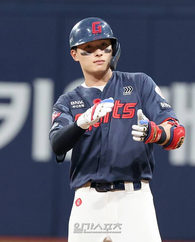 29일 오후 서울 고척스카이돔에서 열린 2025 프로야구 롯데 와 키움 경기.롯데 윤동희가 7회 1타점 2루타를 날리고 기뻐하고있다.고척=정시종 기자 capa@edaily.co.kr /2025.04.29.