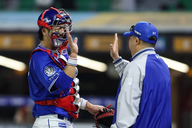 29일 인천 SSG전을 승리한 박진만 감독이 포수 강민호와 하이파이브를 하고 있다. 삼성 제공