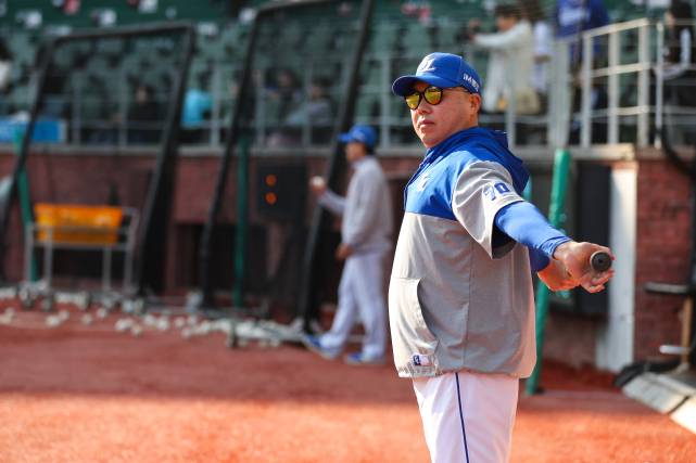 29일 인천 SSG전에 앞서 선수들 훈련을 지켜보는 박진만 감독. 삼성 제공