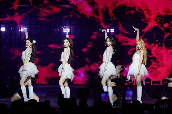 봄철 군 장병들이 만나고 싶어 하는 이른바 '군통령' 스타 1위에 걸그룹 에스파(aespa)가 선정됐다. 사진은 에스파의 콘서트 현장. [사진=SM엔터테인먼트]