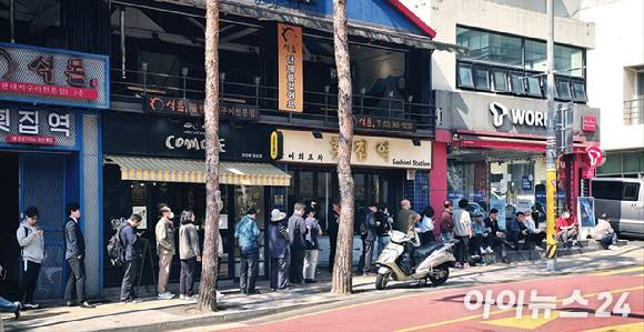 28일 오전 서울 중구에 위치한 T월드 매장에 유심을 교체하러 온 SK텔레콤 고객들이 줄을 지어 서 있다. [사진=안세준 기자]