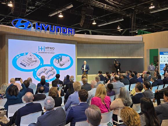 켄 라미레즈 현대차 글로벌상용&수소사업본부 부사장이 'ACT 엑스포 2025' 프레스 컨퍼런스에서 발표하고 있다. [사진=현대자동차]